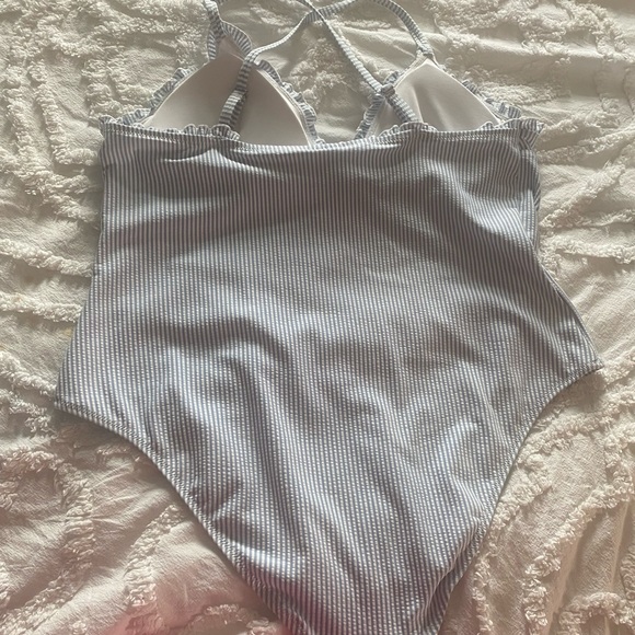 H&M Women’s one piece bathing suit. Size XL - Picture 2 of 5